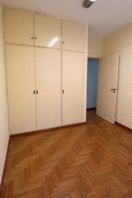 Dos Ambientes en Venta de 40 m² en Pb Al Frente con Pequeño Patio